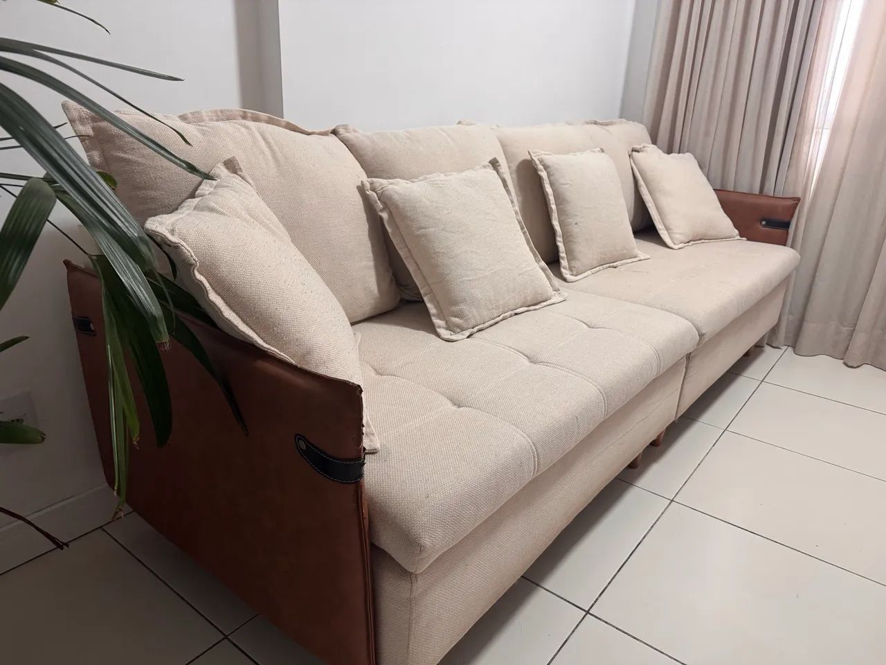 Sofá 2,60m Bege em Linho + Courino Caramelo - Foto 5