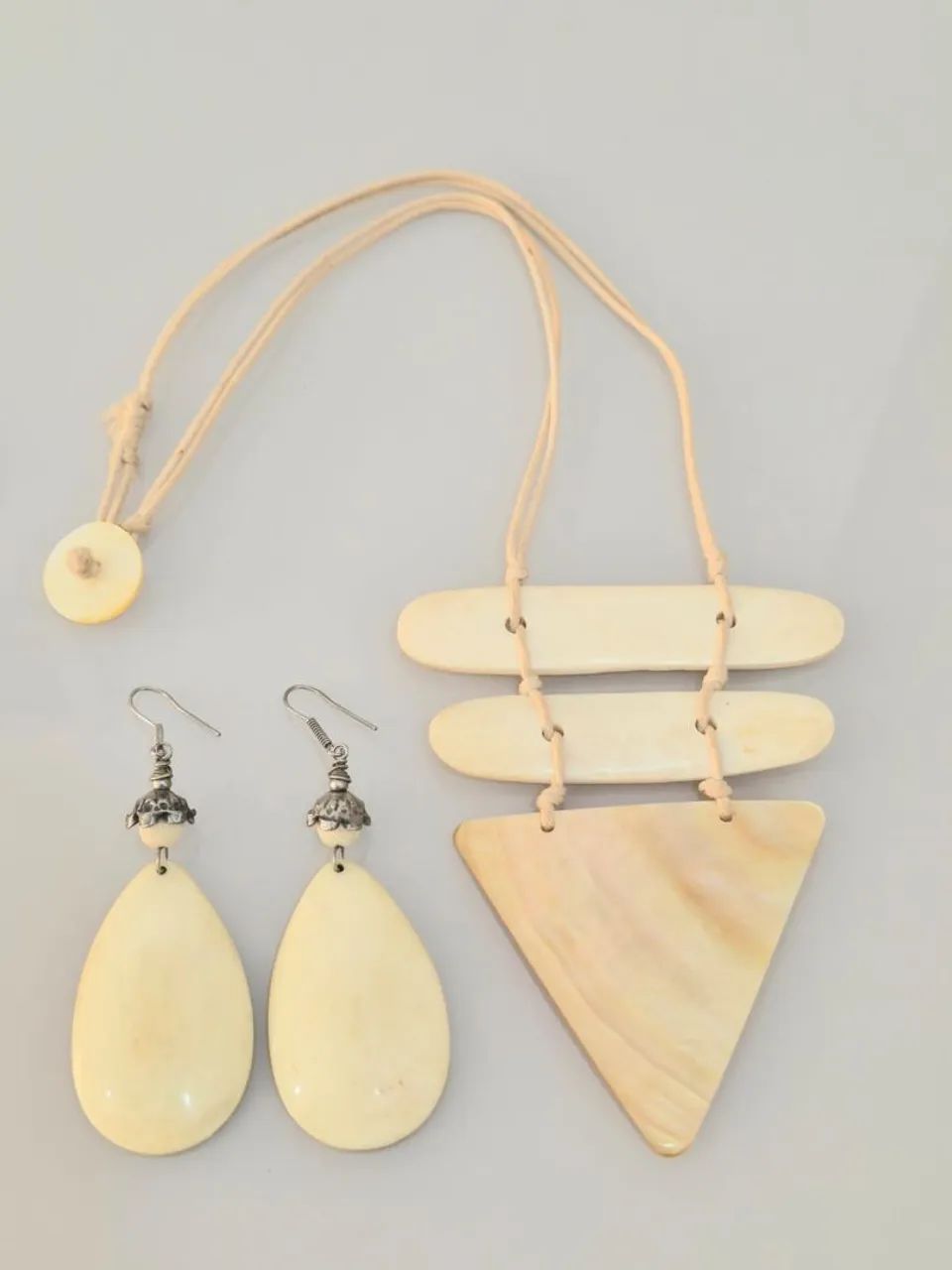 Conjunto de colar é branco 