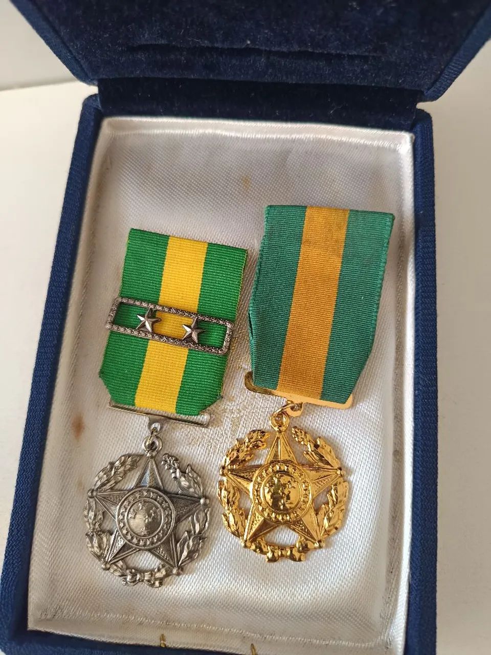 02 medalhas militares de 20 e 30 anos de serviço.