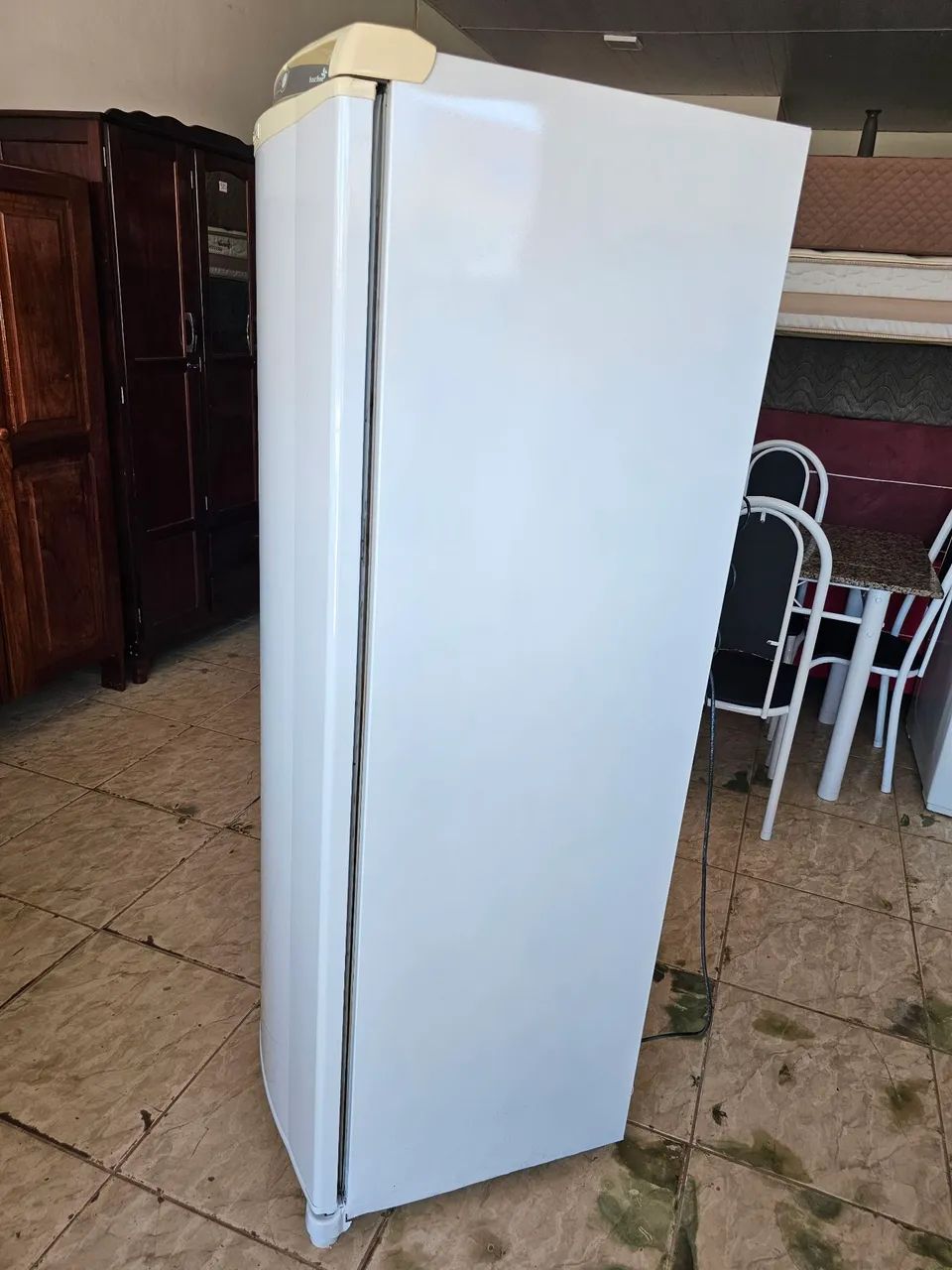 Geladeira frost free funcionando perfeitamente foi pintada usada - Foto 3