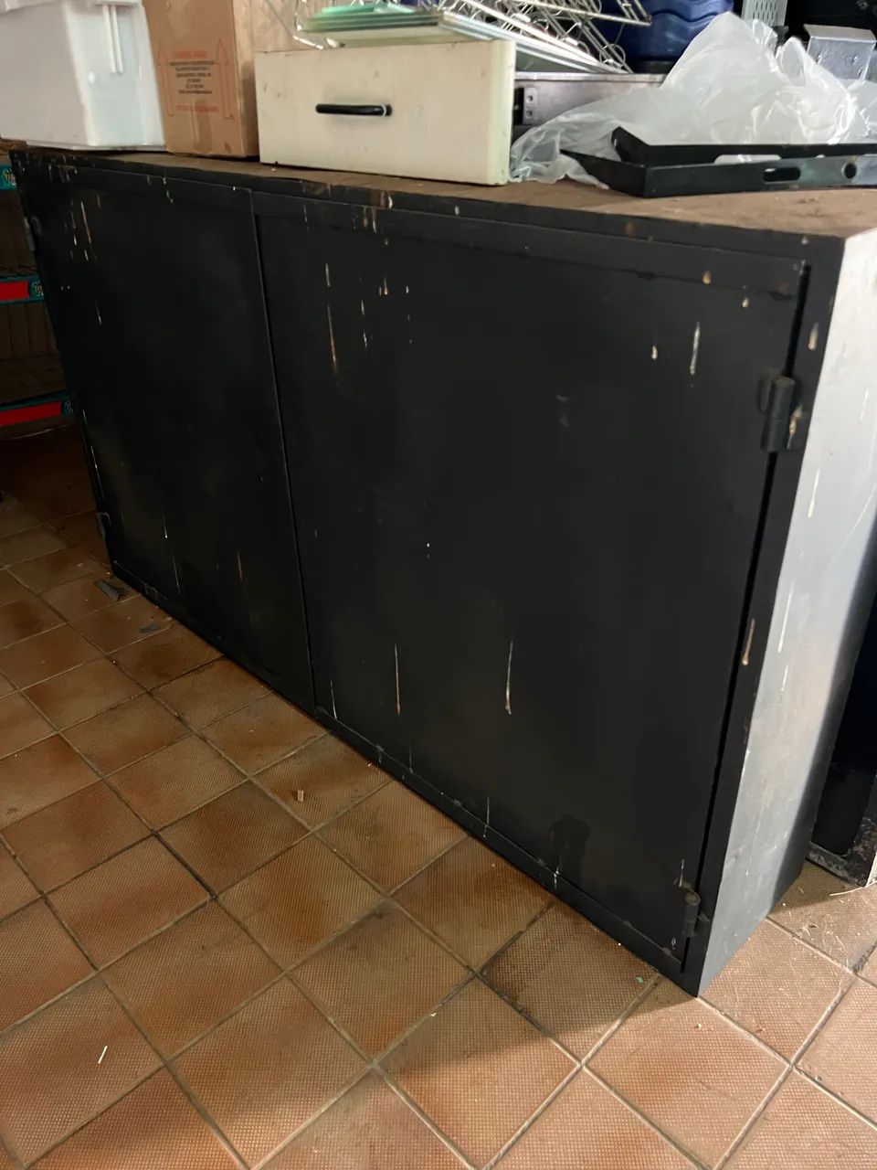 Caixa de proteção a roubo para TV. 