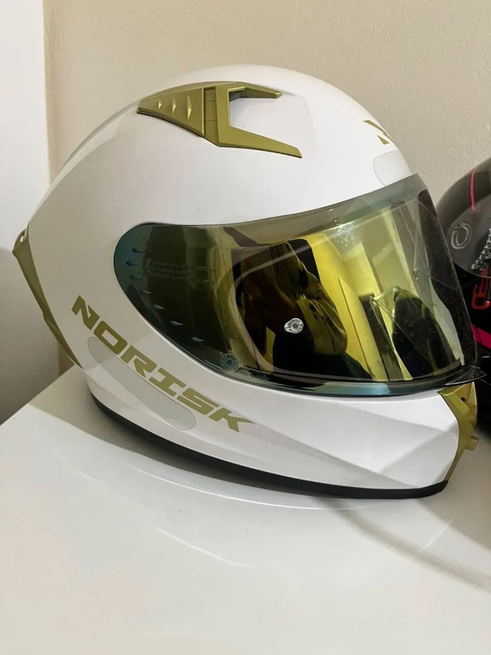 Vendo 2 Capacetes Semi Novos 