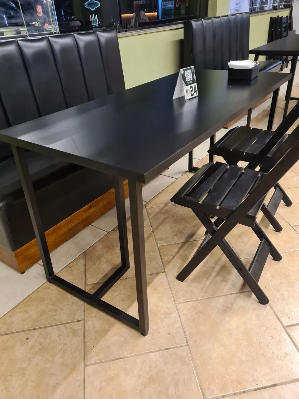 Mesa com tampo em MDF preto e pés em metalon - Foto 2