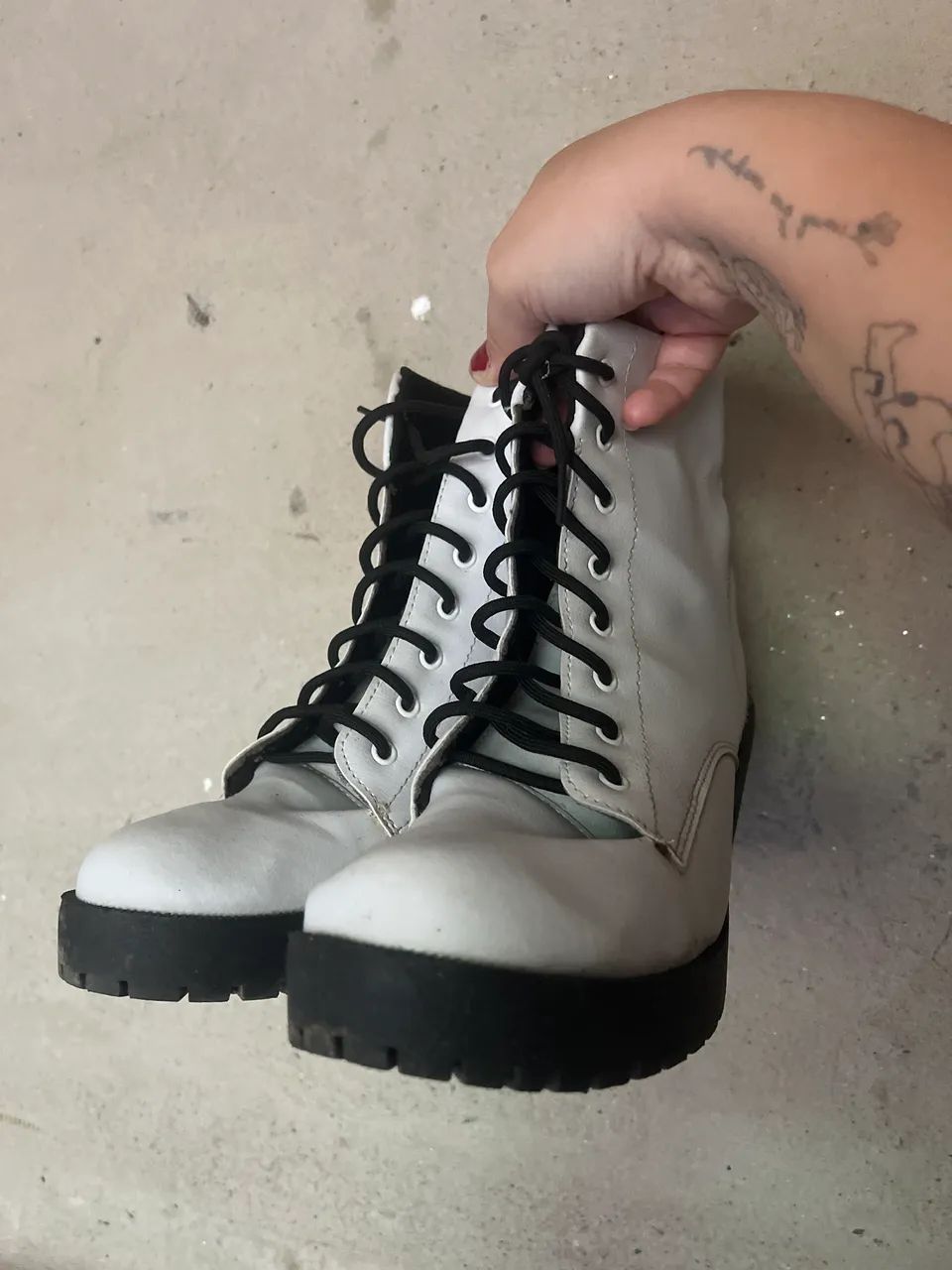 BOTA COTURNO BRANCO COM PRETO