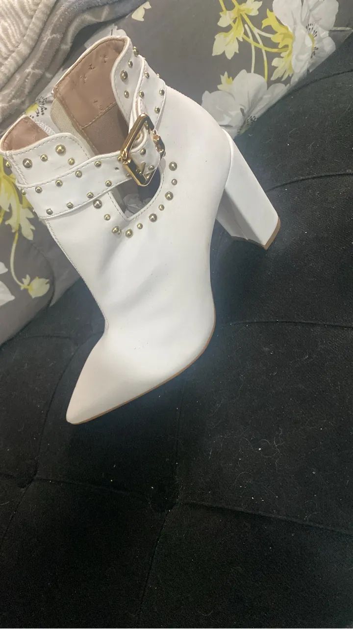 Vendo bota branca em couro - Foto 4