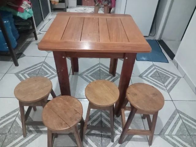 Mesa de madeira  com 4 bancos 