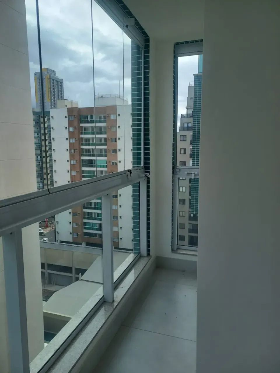 APARTAMENTO COM FECHAMENTO DE VARANDA-UMA QUADRA DO MAR - Foto 4
