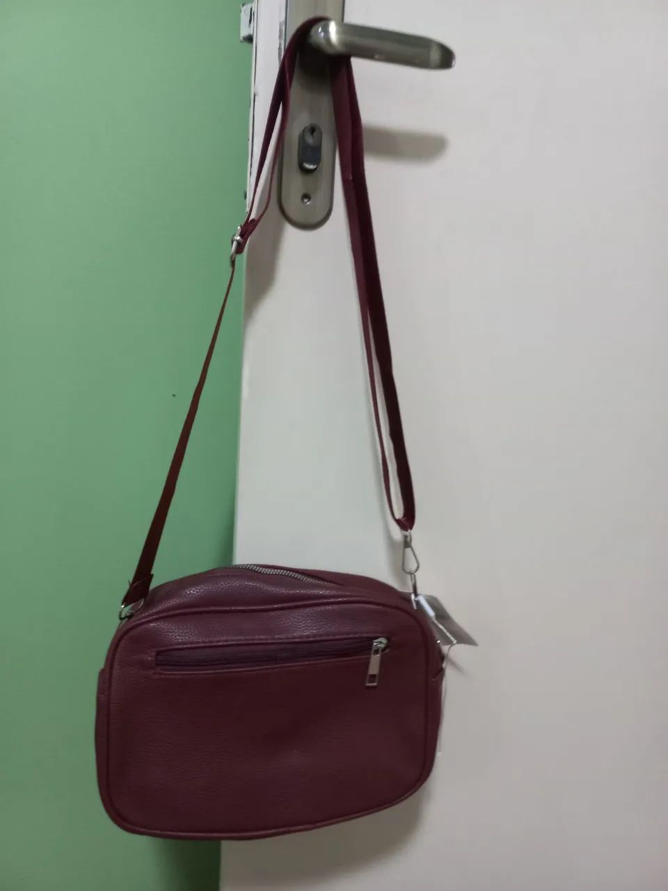 Bolsa feminina com alça na cor vinho - NOVA - Foto 3