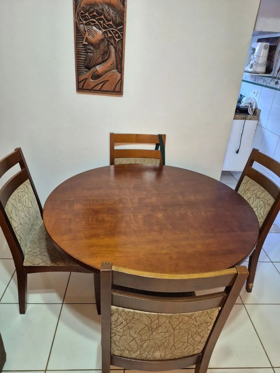 Mesa de madeira com quatro cadeiras  - Foto 3