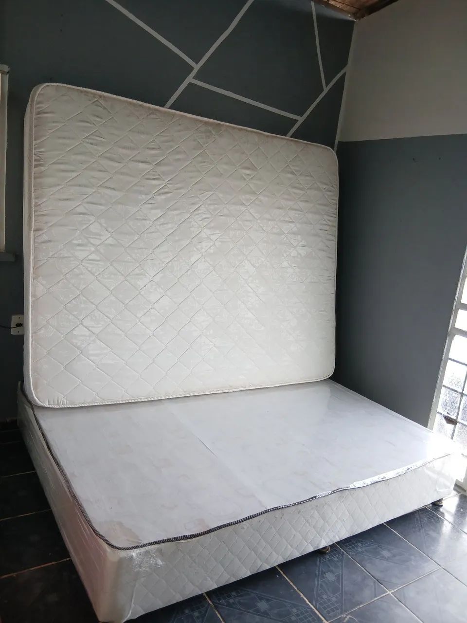 QUEEN SIZE DE BASE E COLCHAO DE MOLAS ENSACADAS HIGIENIZADA