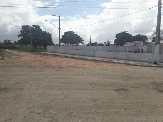 Terreno de esquina medindo 711 m2 - Aruanda