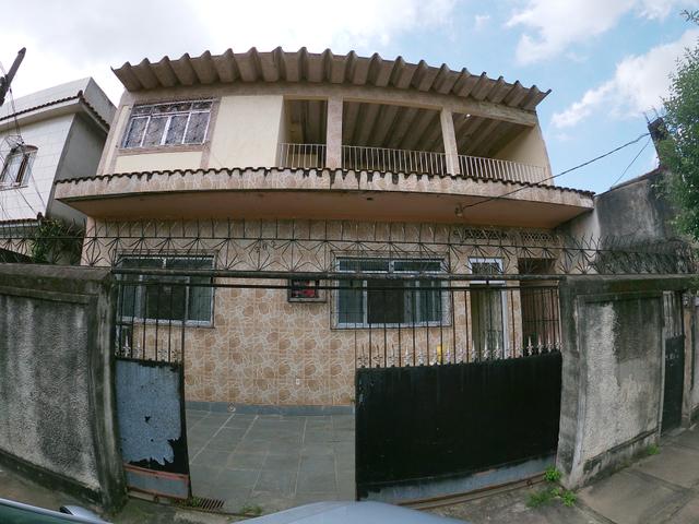 Terreno de 250m2 com 3 casas e quintal em Jardim América - Rio de Janeiro