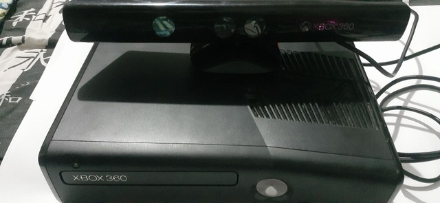 Xbox 360 e Kinect com alguns detalhes