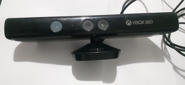 Xbox 360 e Kinect com alguns detalhes