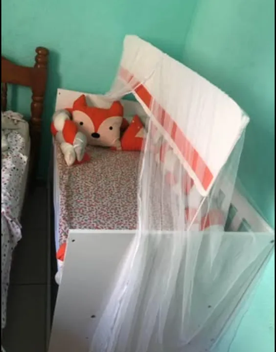 Berço de madeira branco para bebê