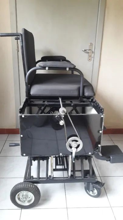 Cadeira de Rodas com Regulagem de Altura e Lateral