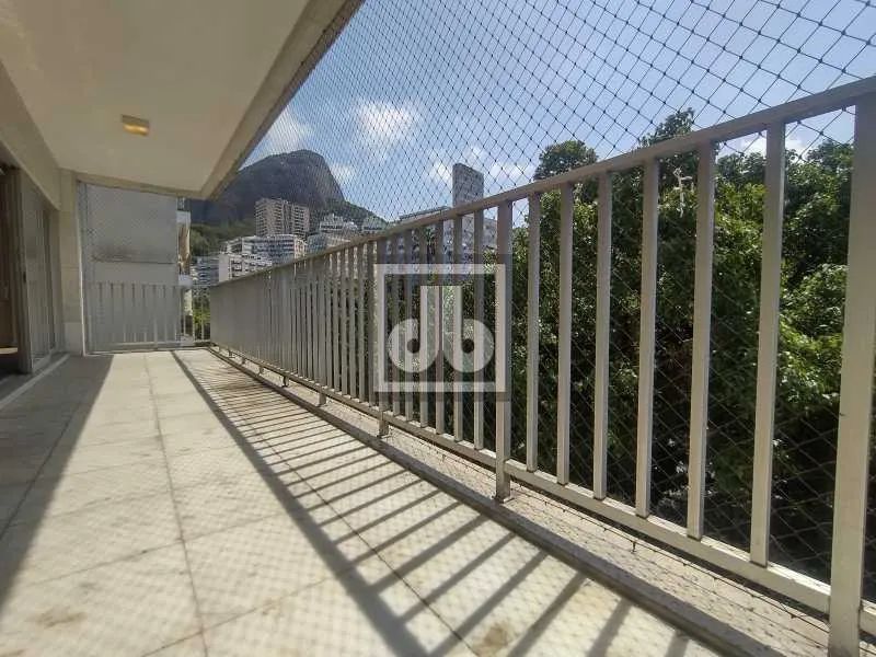 Apartamento à venda no Leblon desocupado com varanda, 4 quartos sendo 2 suítes copa-cozinh - Foto 2