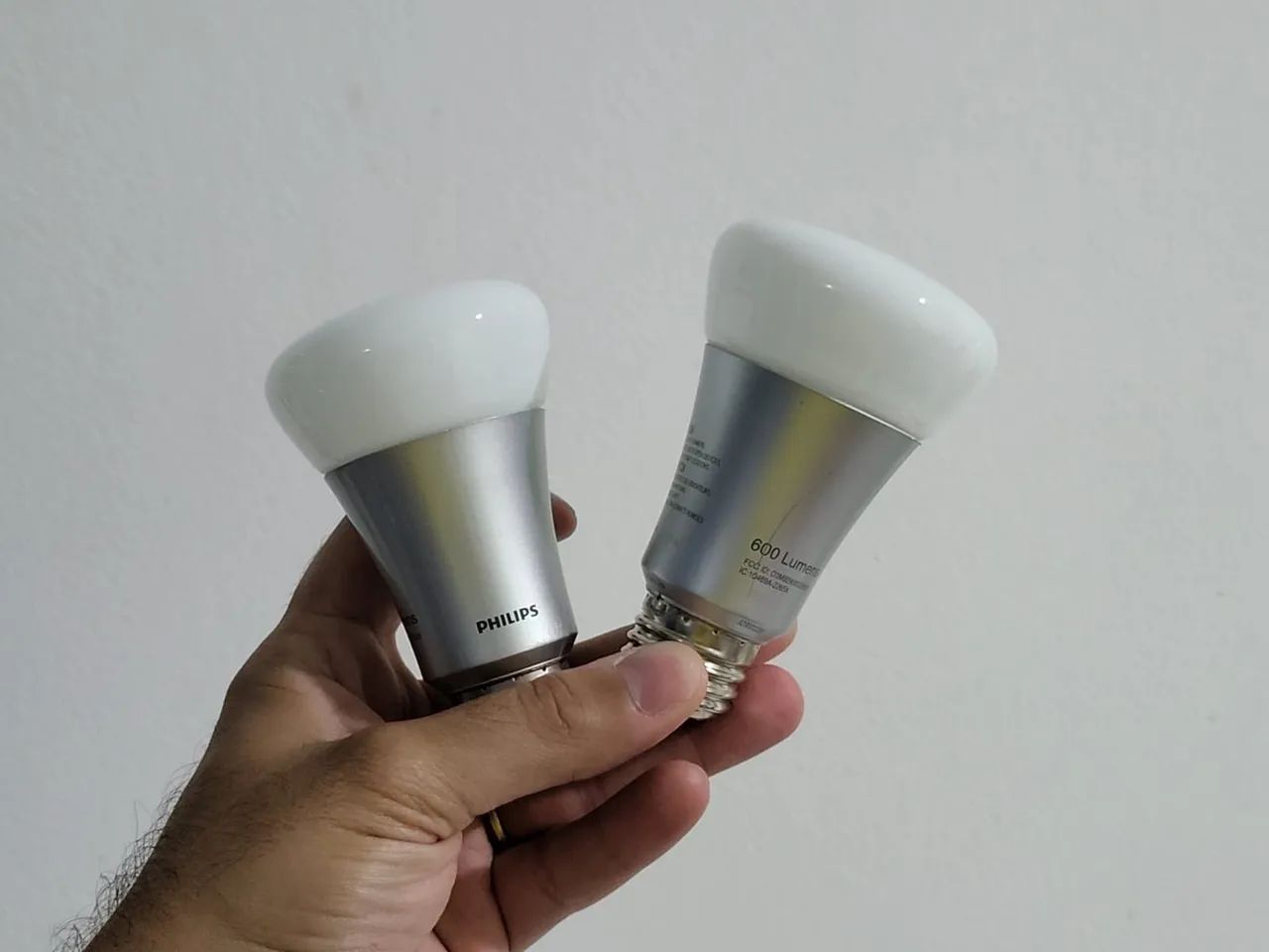 Kit Philips Hue com Hue Bridge e Duas Lâmpadas - Foto 2