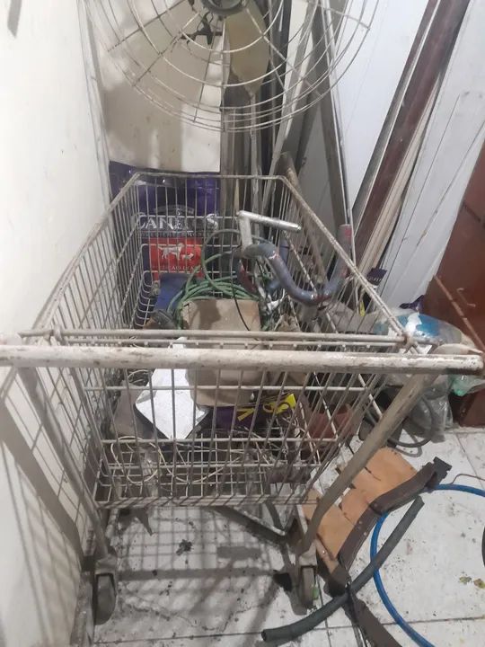 Carrinho de compras em metal