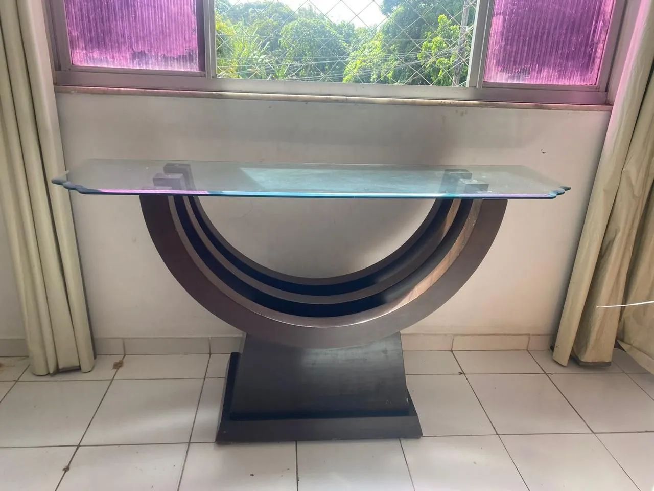 Mesa aparador em vidro e madeira