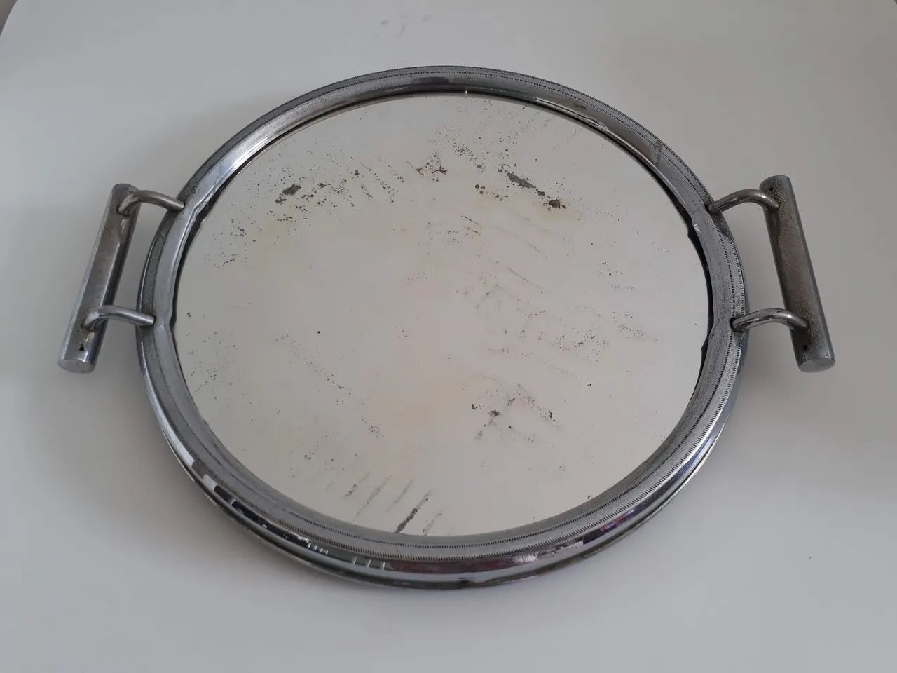 Bandeja antiga em vidro e madeira.