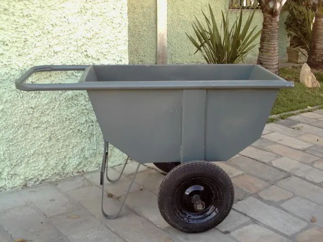 Carrinho de mão Girica com capacidade para 130 litros.