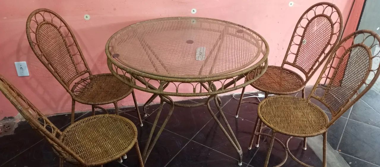 Conjunto de Mesa e Cadeiras em Vime