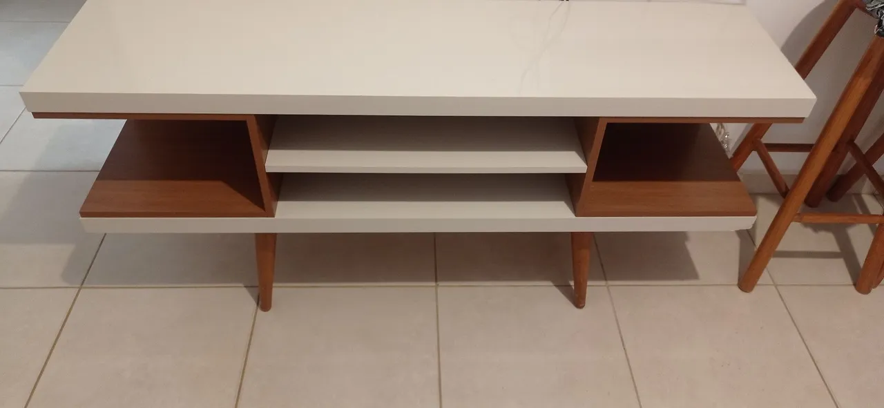 Rack na cor off white/madeira usado em boas condições