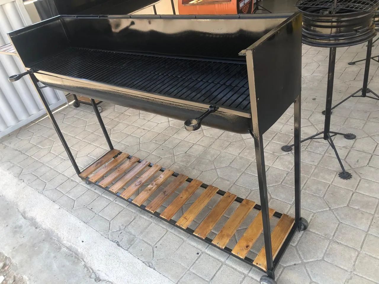 Churrasqueira portátil de metal com grelha e prateleira - Foto 4