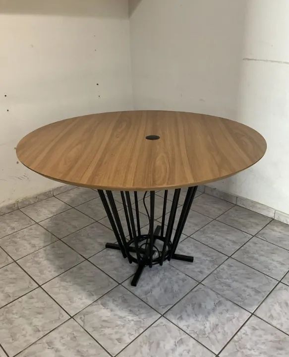 Mesa de Reunião Redonda Design Industrial 130 cm + Torre Tomada de Energia e USB - USADO  - Foto 2
