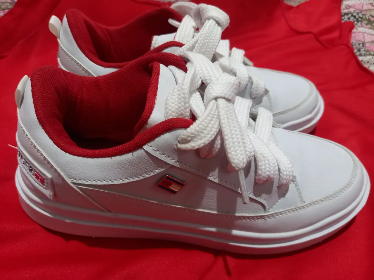 Tênis Branco com Detalhes em Vermelho - Tommy Hilfiger
