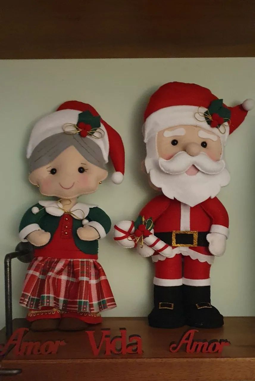 Papai e Mamãe Noel a Caráter e de Pijama e Boneco de Neve