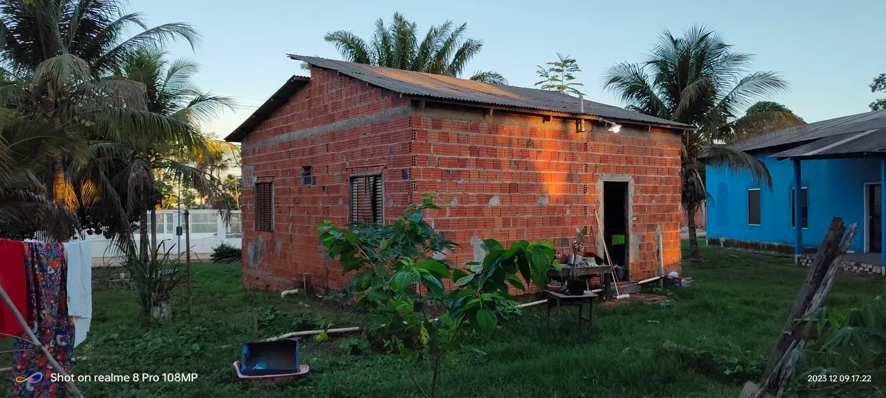 Casa de tijolos em terreno espaçoso
