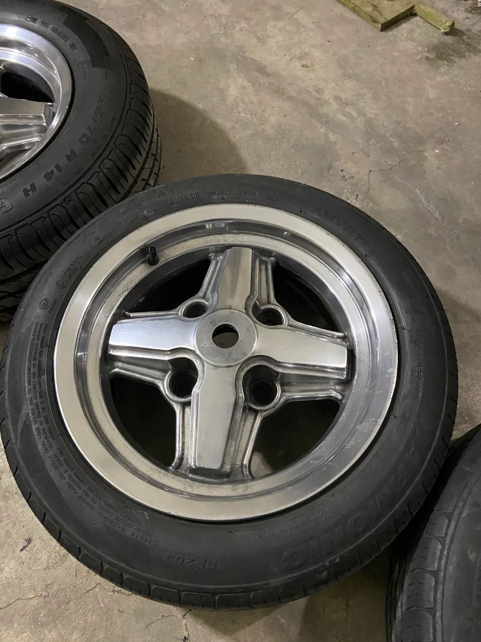 Rodas Cruz de Malta e Pneus