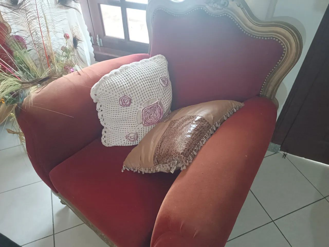 Sofá Clássico 3 Lugares e 2 Poltronas Vermelho e Entalhe dourados - Foto 2