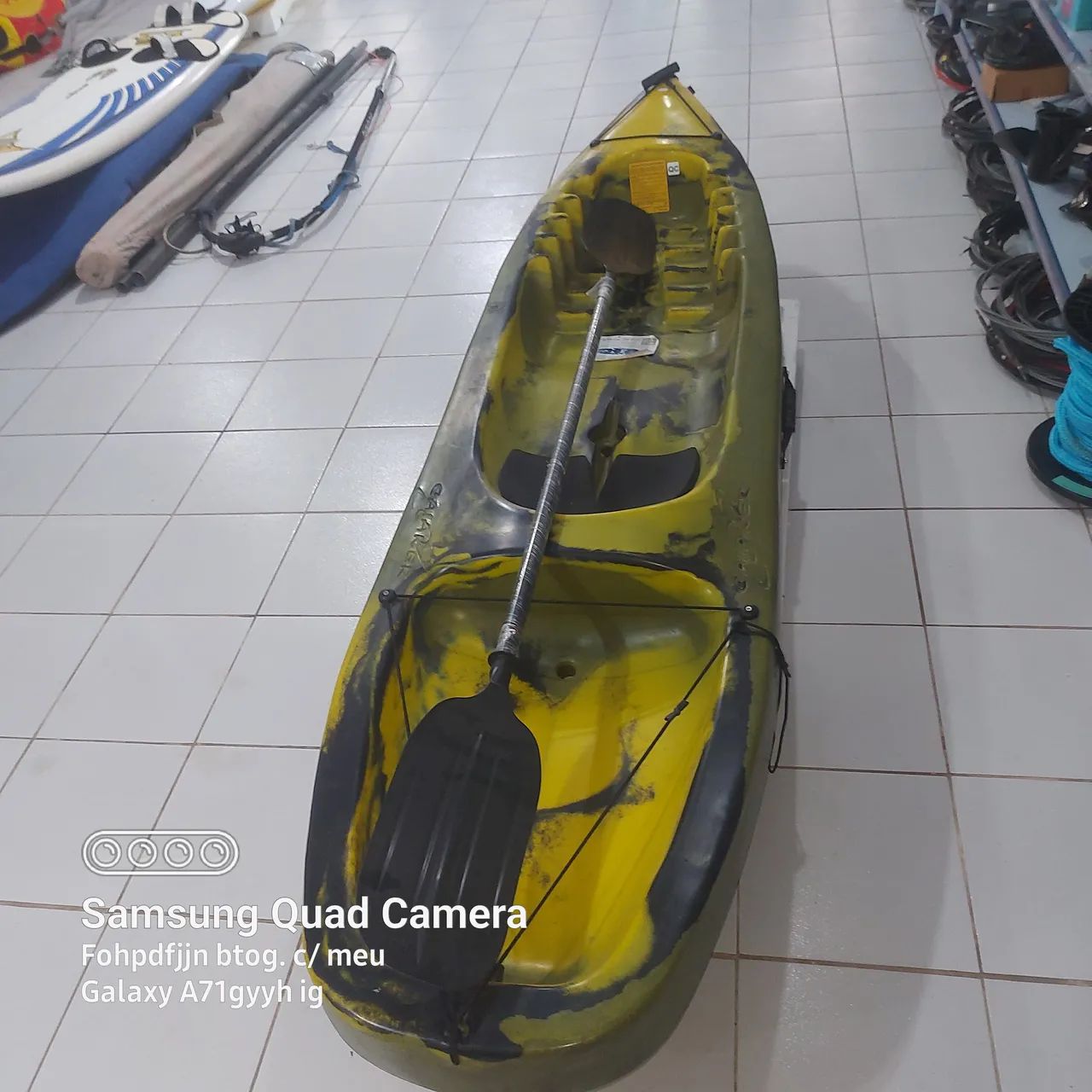 Caiaque individual para aventuras aquáticas