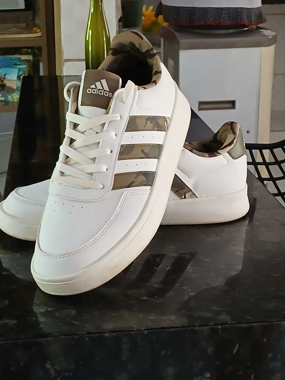 Tênis Adidas Branco com Detalhes Camuflados