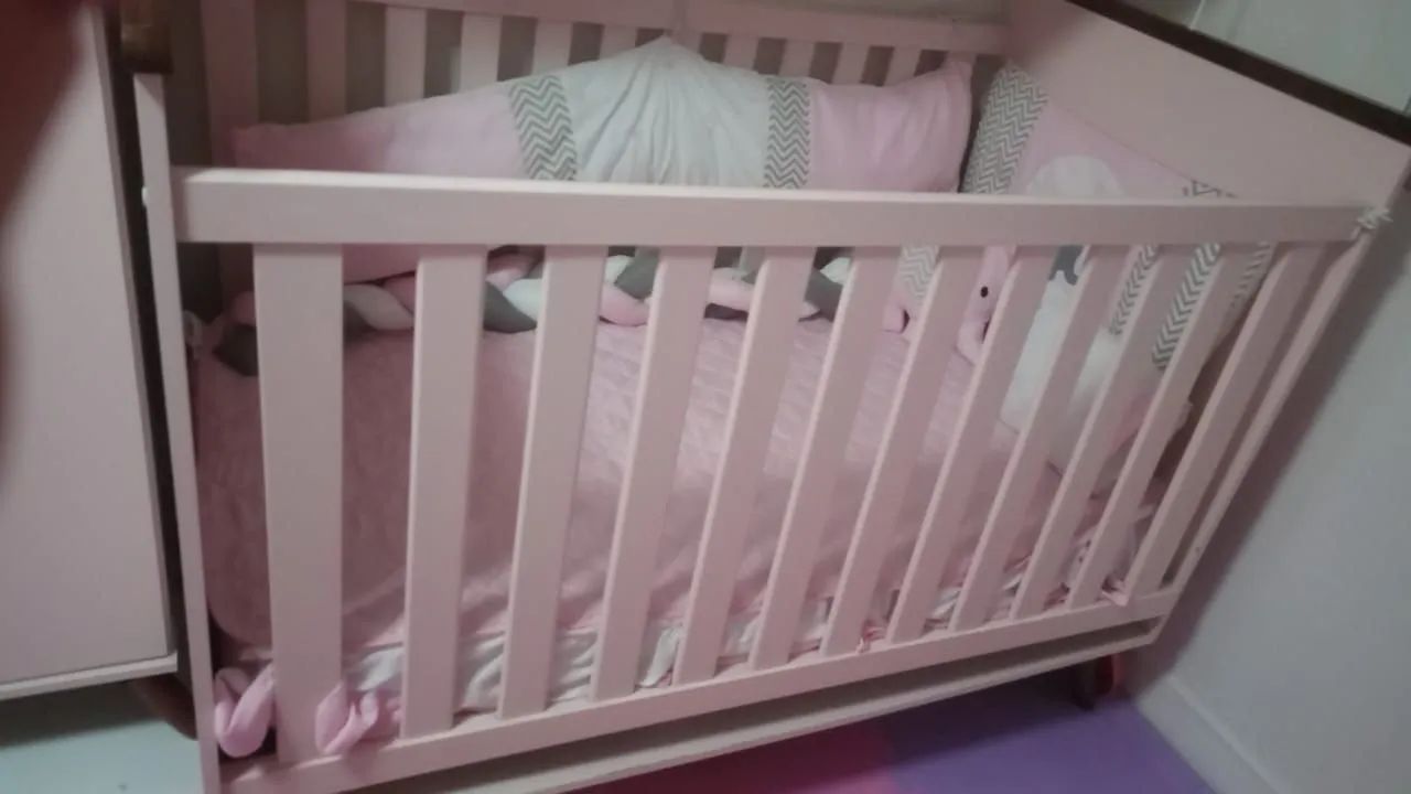 Berço de bebê rosa com mosquiteiro - Foto 2