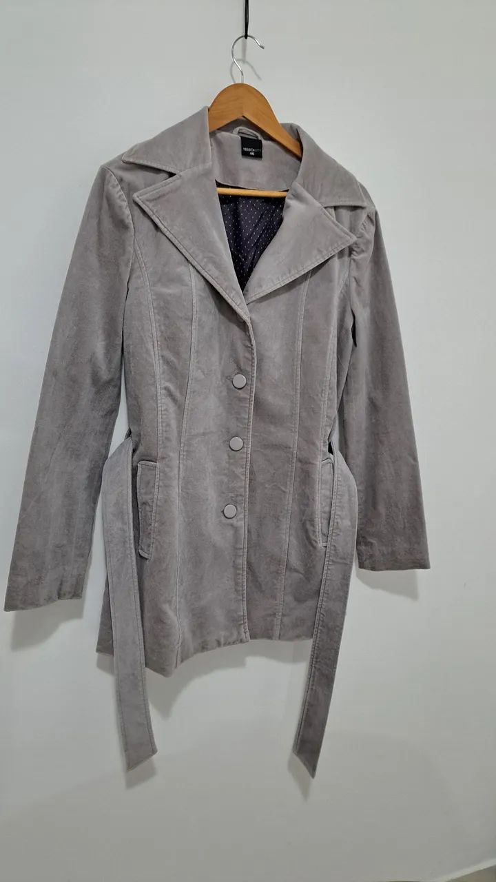 Casaco feminino cinza com cinto
