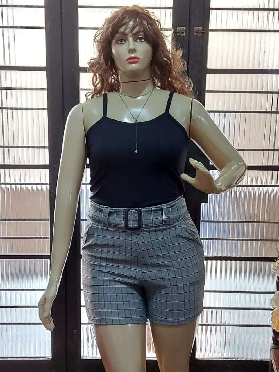 Manequim feminino Plus Size com 3 braços e peruca.