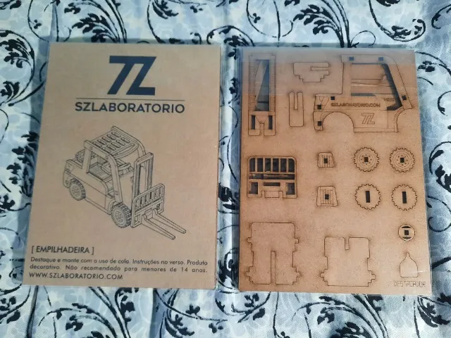 Miniatura de Empilhadeira da SZLABORATORIO em MDF Cortado a Laser