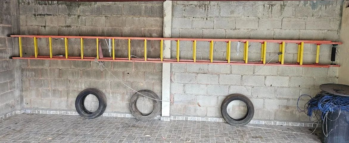 Escada extensível - 35 degraus - Chega a mais de 10 metros