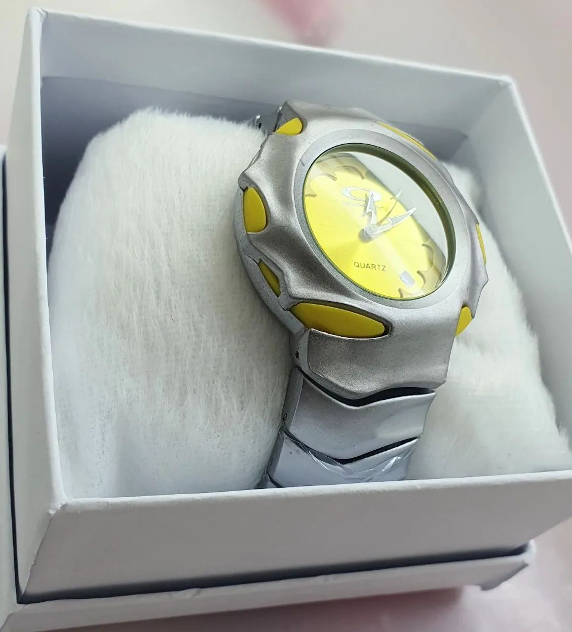 Relógio Esportivo Amarelo e Prata - Foto 2