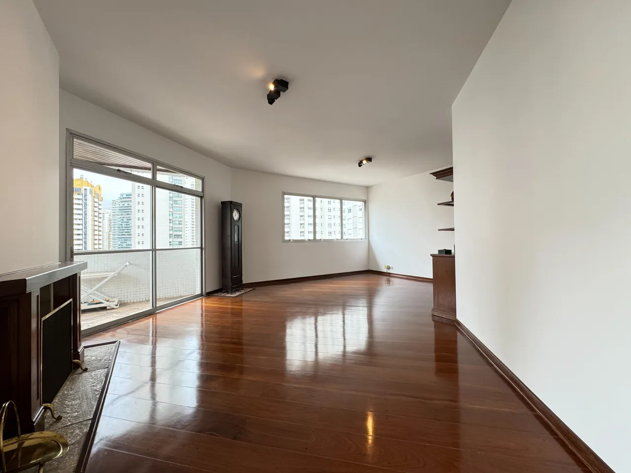 Apartamento a venda são 244 m² 4 dormitórios sendo 3 suítes 3 vagas Moema - São Paulo - S