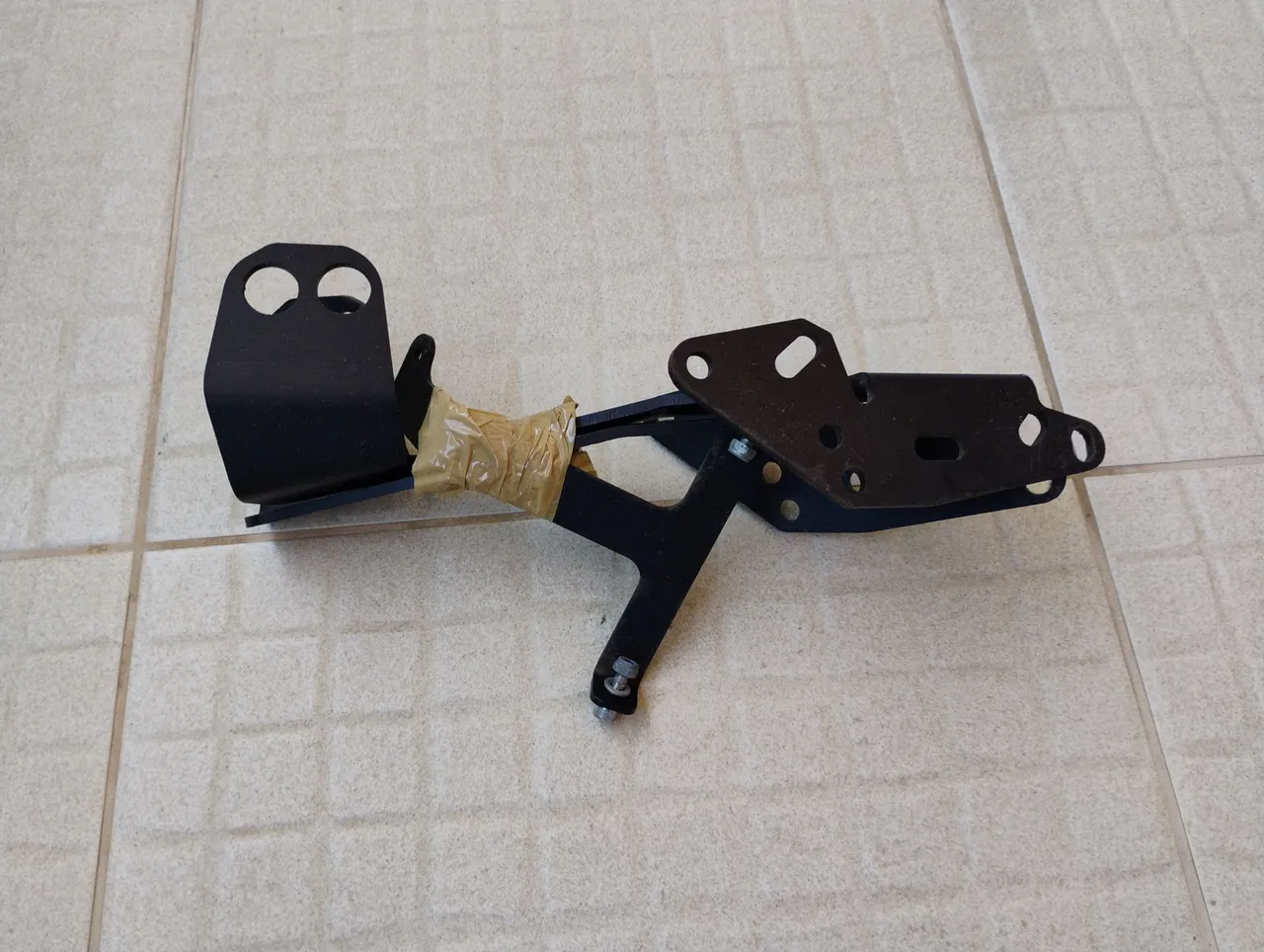 Suporte para baú Bajaji Dominar 200