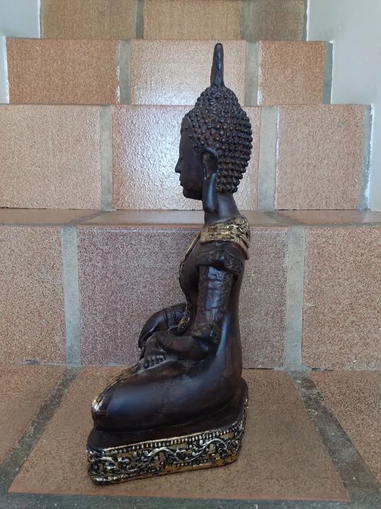 Estátua de Buda em  gesso com imitação em bronze e dourado  - Foto 3