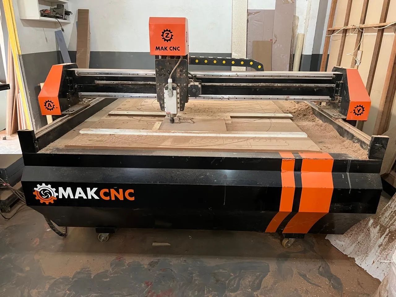 Máquina de Corte e usinagen  MAK CNC