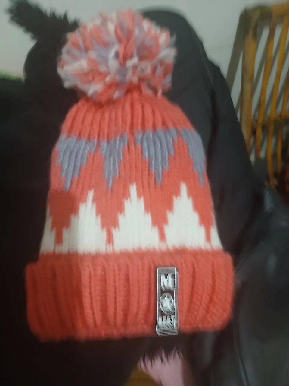  gorro de lã e vestidos 