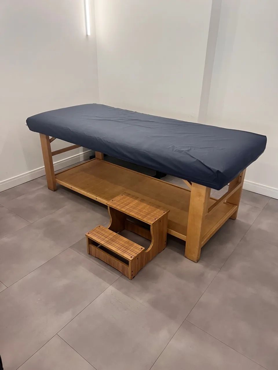 Maca / Cama de Atendimento para consultório médico, fisioterapia ou SPA