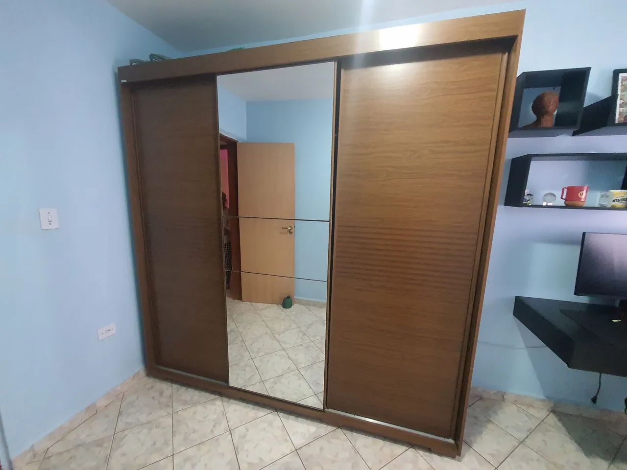 Guarda-Roupa de casal com espelho - Foto 2